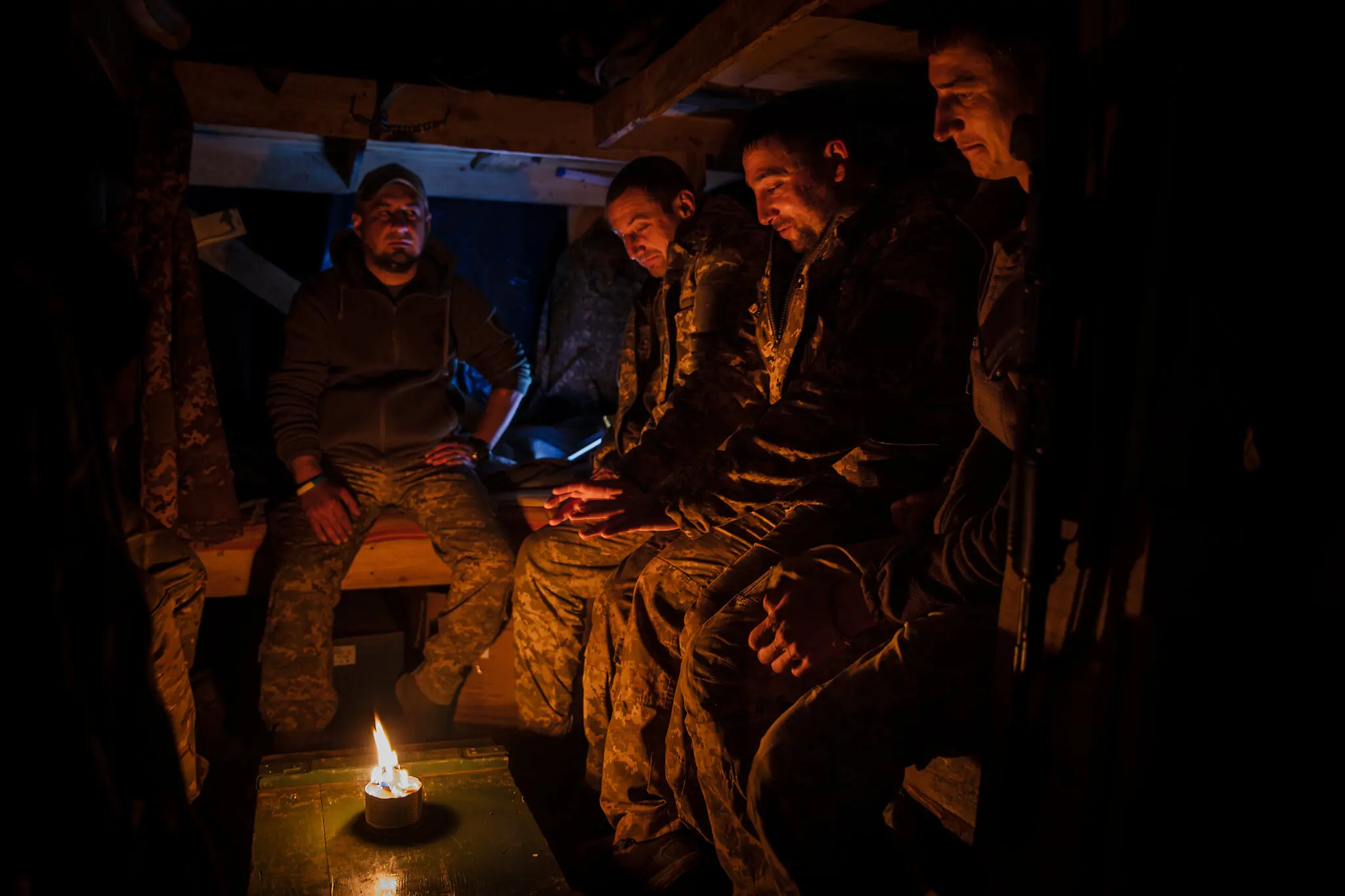 Українські бійці 22-ї окремої механізованої бригади на позиції, де вони діють з радянської гаубиці поблизу Бахмуту Донецької області України, 24 квітня.